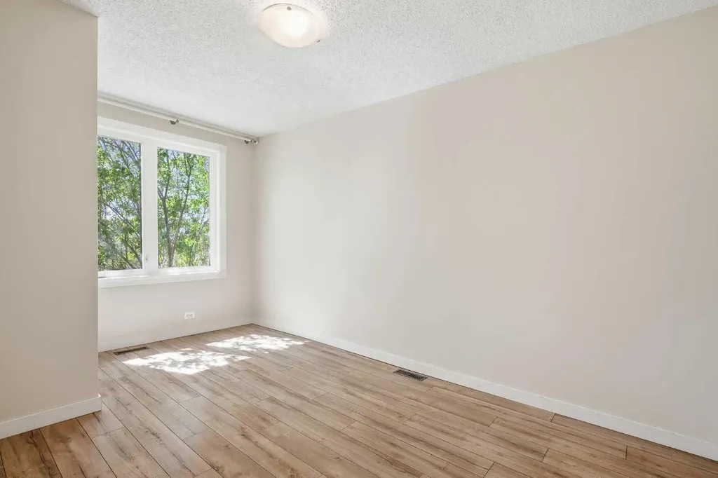 224 30 Avenue NE Calgary AB T2E 2C9