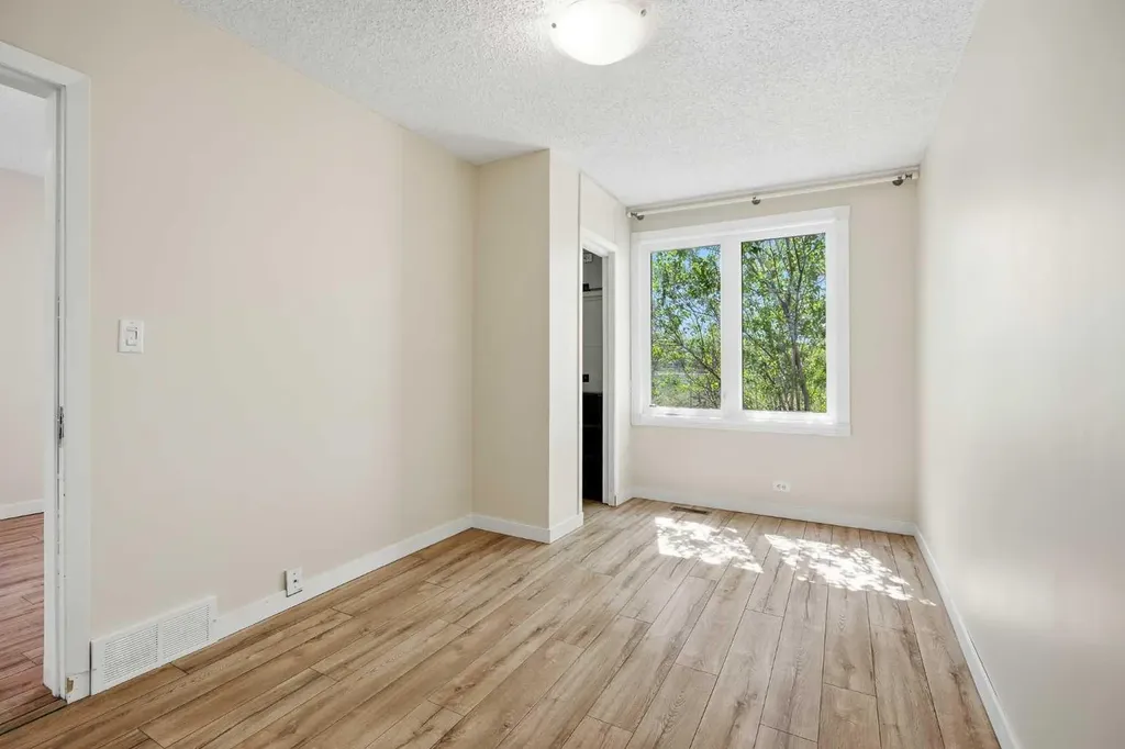 224 30 Avenue NE Calgary AB T2E 2C9
