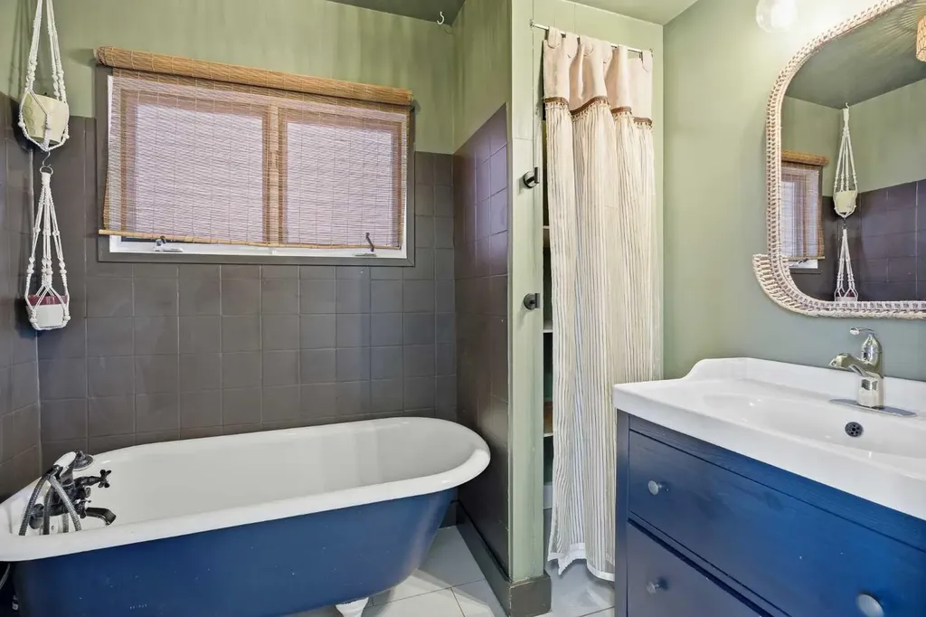 224 30 Avenue NE Calgary AB T2E 2C9