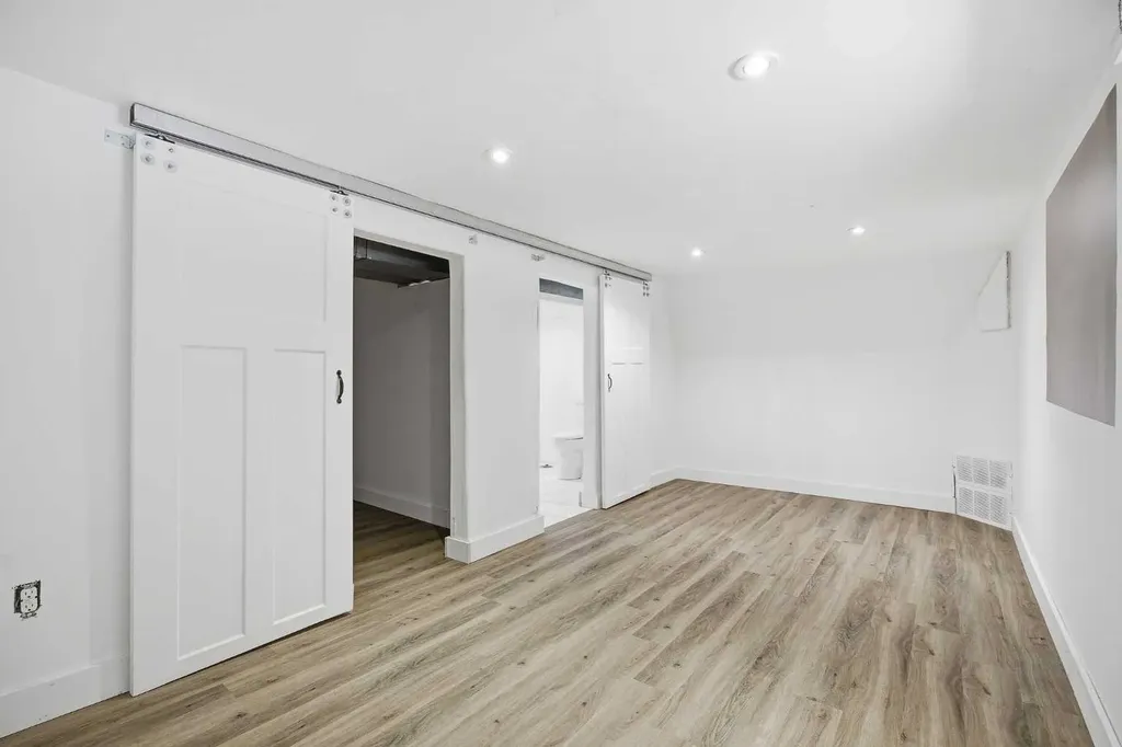 224 30 Avenue NE Calgary AB T2E 2C9