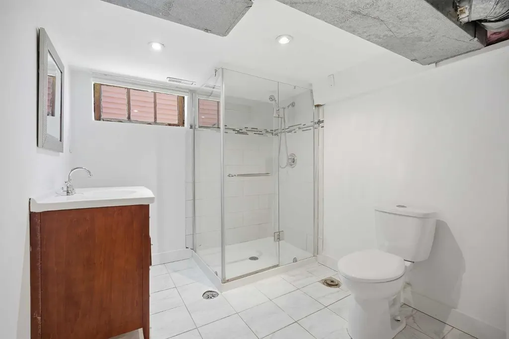 224 30 Avenue NE Calgary AB T2E 2C9