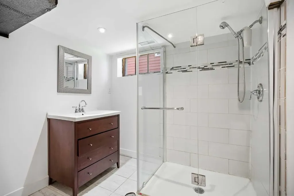 224 30 Avenue NE Calgary AB T2E 2C9