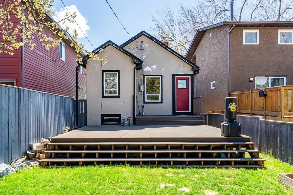 224 30 Avenue NE Calgary AB T2E 2C9