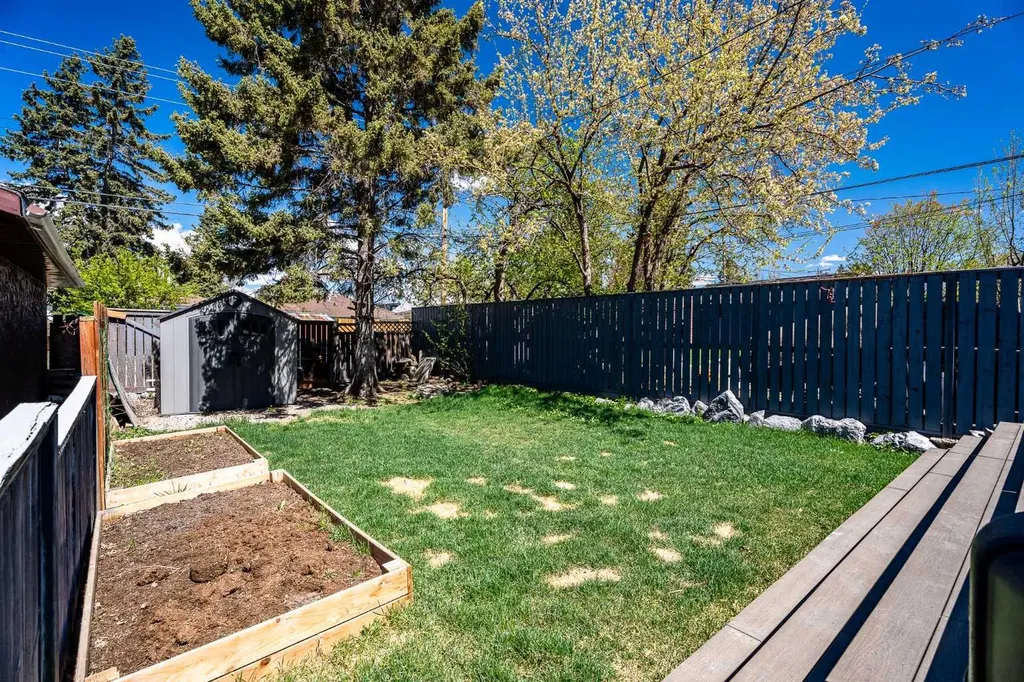224 30 Avenue NE Calgary AB T2E 2C9