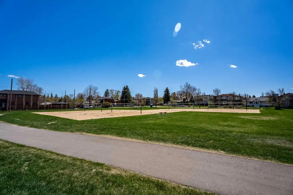 224 30 Avenue NE Calgary AB T2E 2C9