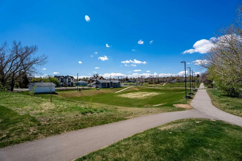 224 30 Avenue NE Calgary AB T2E 2C9