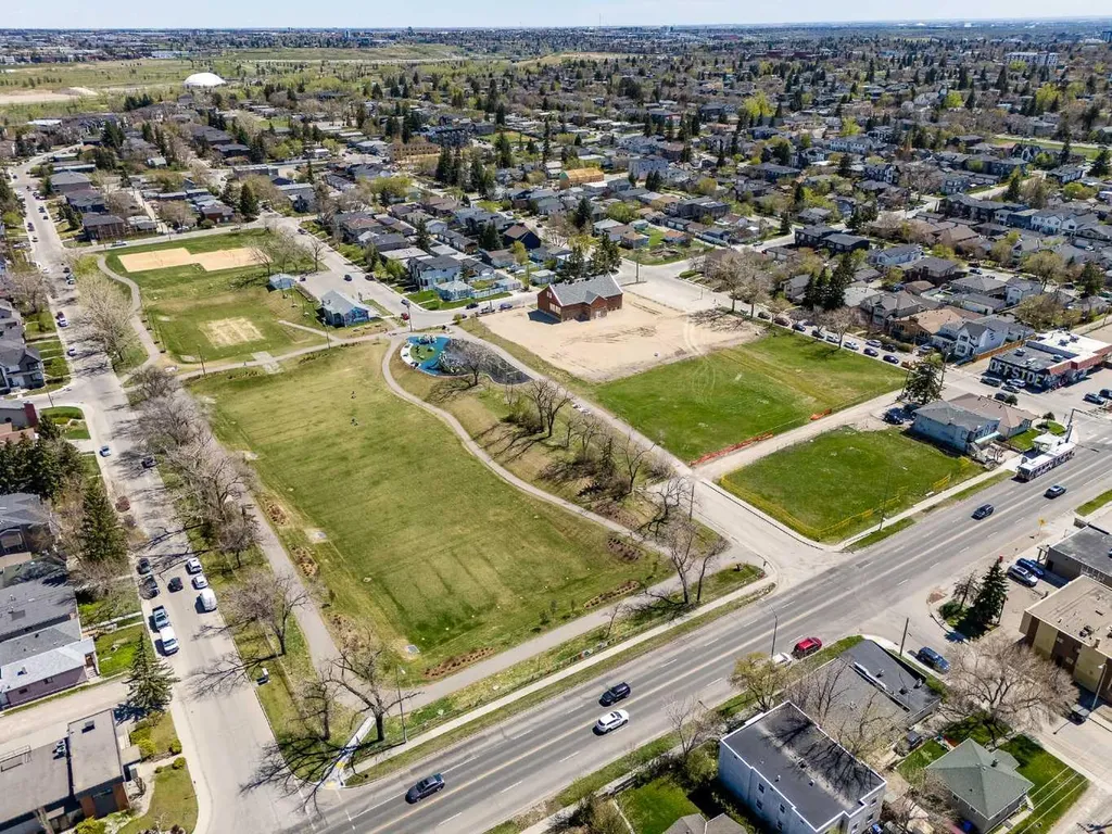 224 30 Avenue NE Calgary AB T2E 2C9
