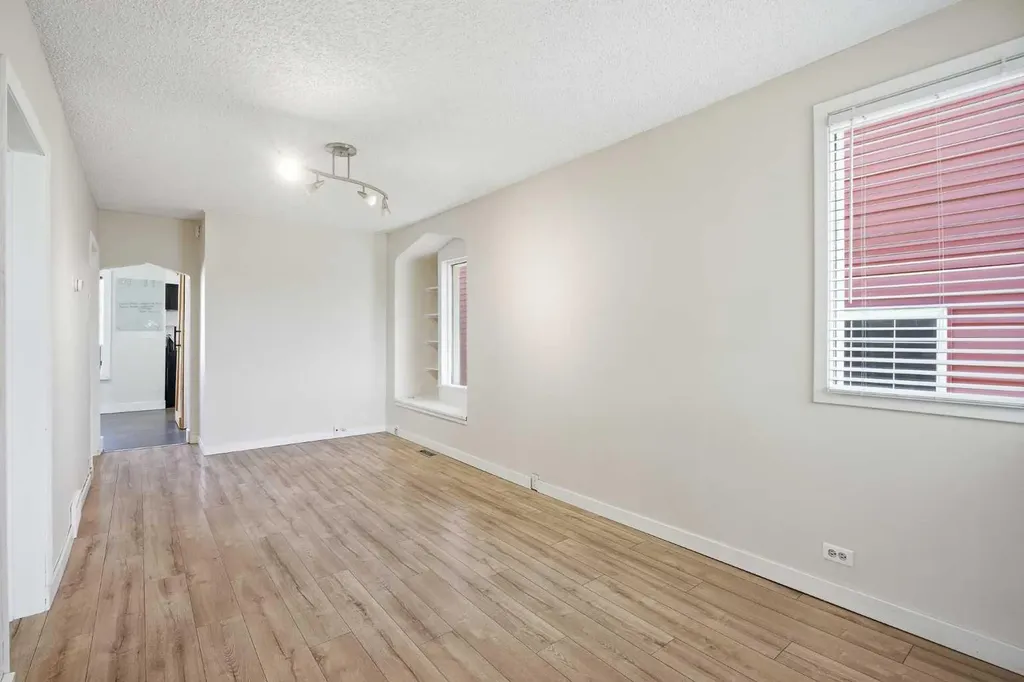 224 30 Avenue NE Calgary AB T2E 2C9