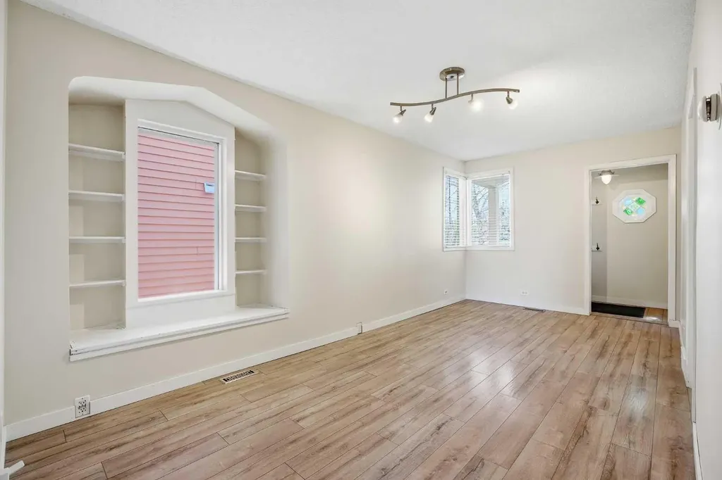 224 30 Avenue NE Calgary AB T2E 2C9
