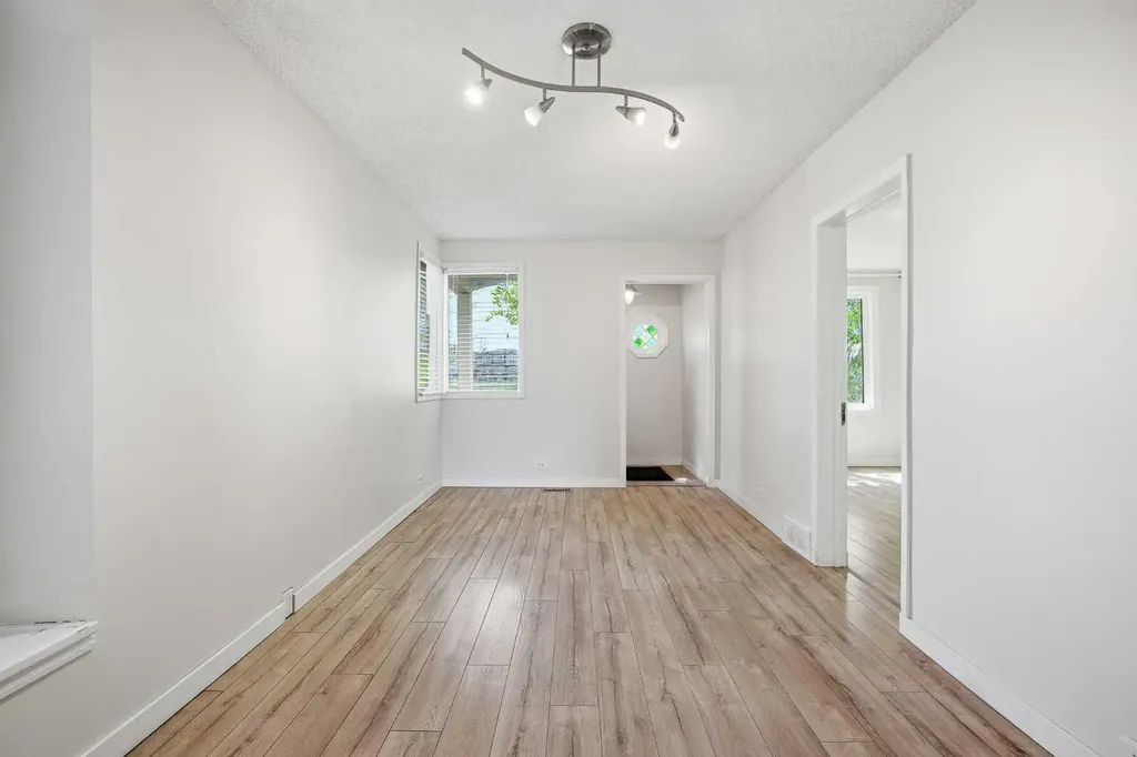224 30 Avenue NE Calgary AB T2E 2C9