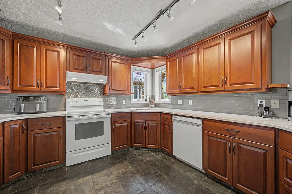 7 Straddock Crescent SW Calgary AB T3H 2S6