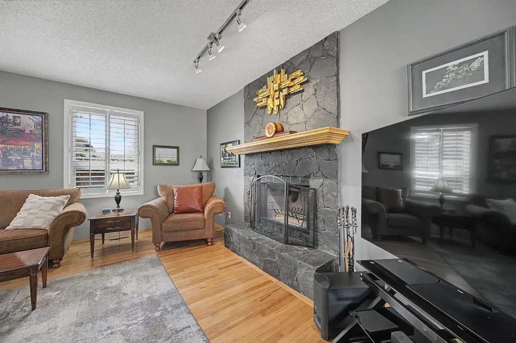 7 Straddock Crescent SW Calgary AB T3H 2S6