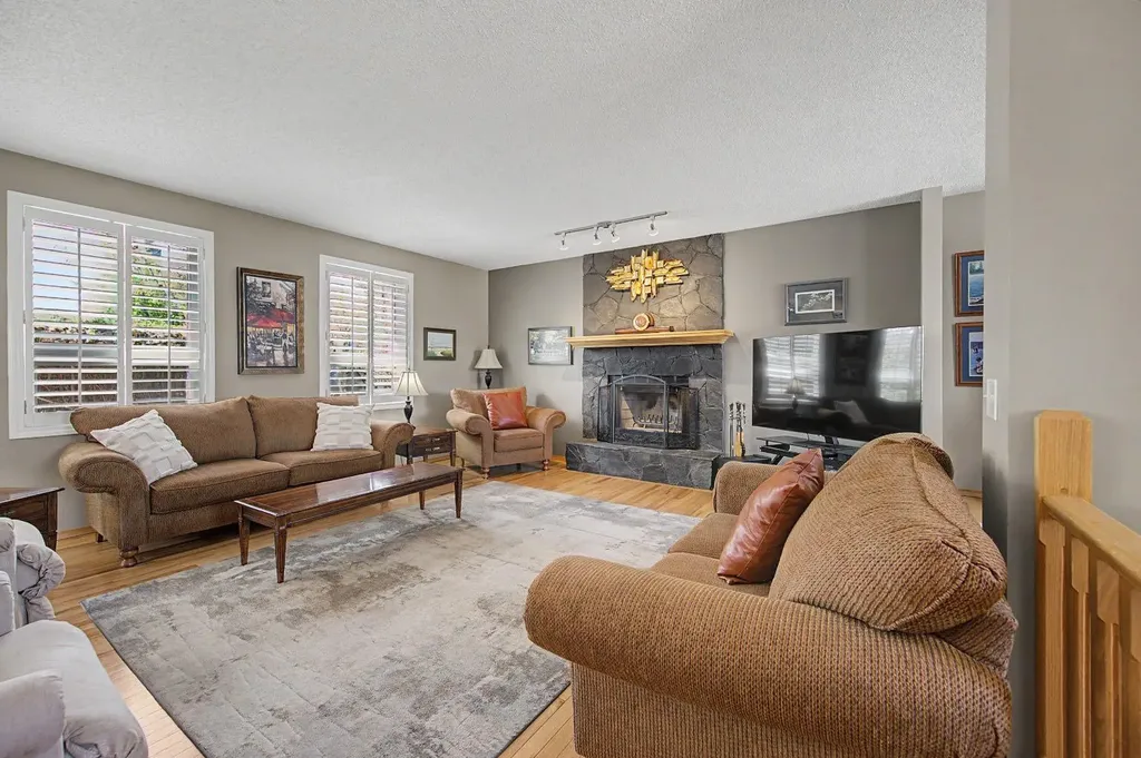 7 Straddock Crescent SW Calgary AB T3H 2S6