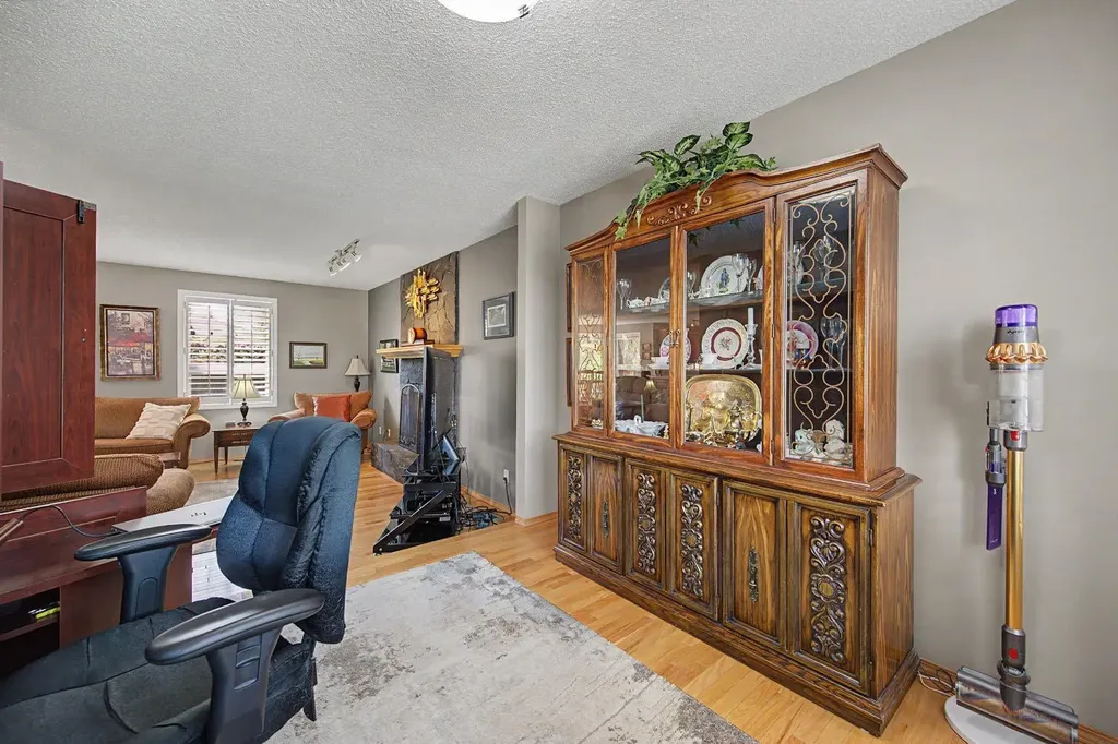 7 Straddock Crescent SW Calgary AB T3H 2S6