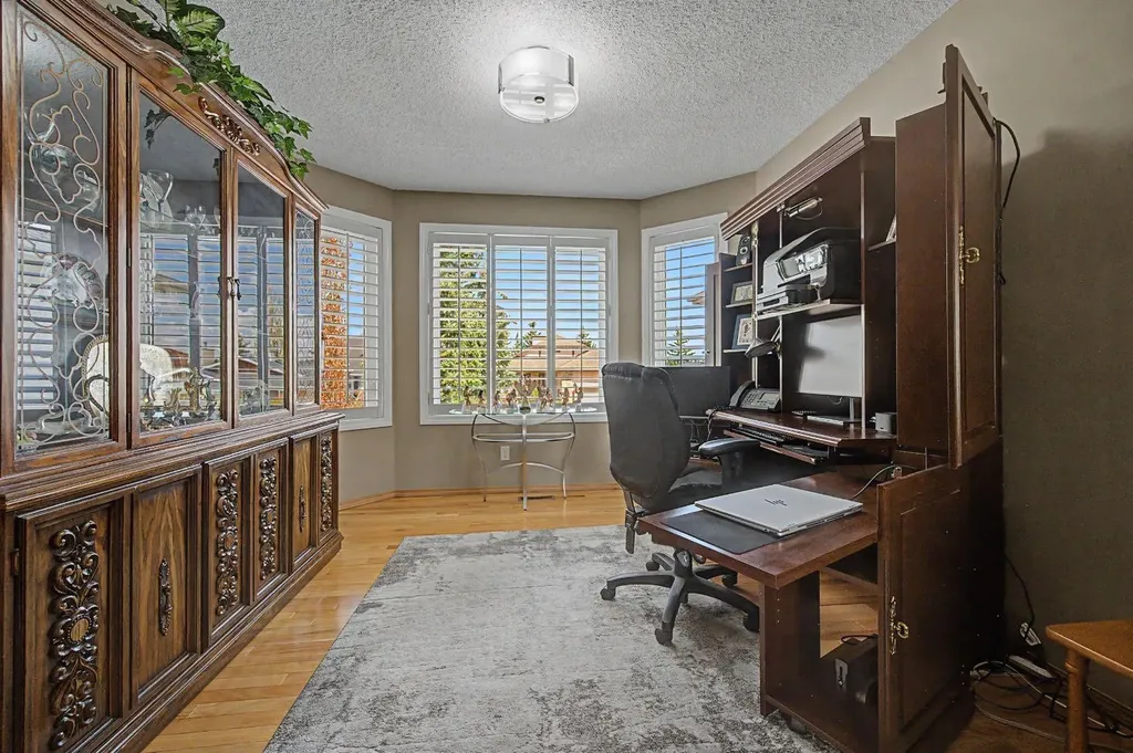 7 Straddock Crescent SW Calgary AB T3H 2S6