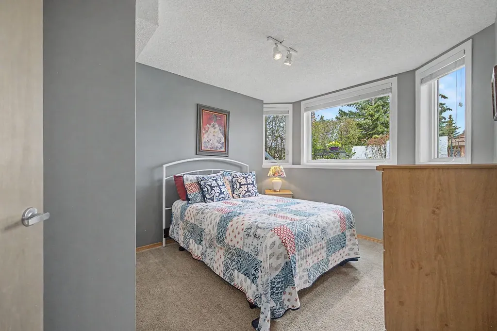 7 Straddock Crescent SW Calgary AB T3H 2S6
