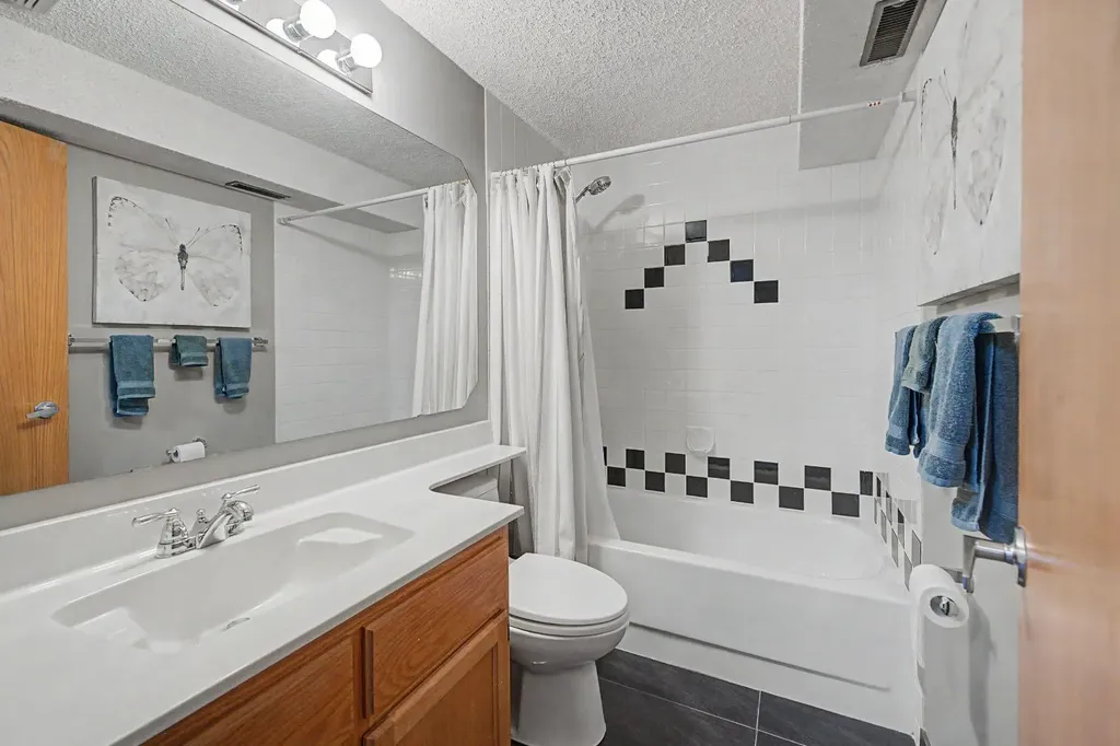 7 Straddock Crescent SW Calgary AB T3H 2S6