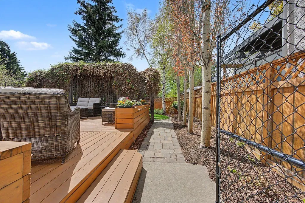 7 Straddock Crescent SW Calgary AB T3H 2S6