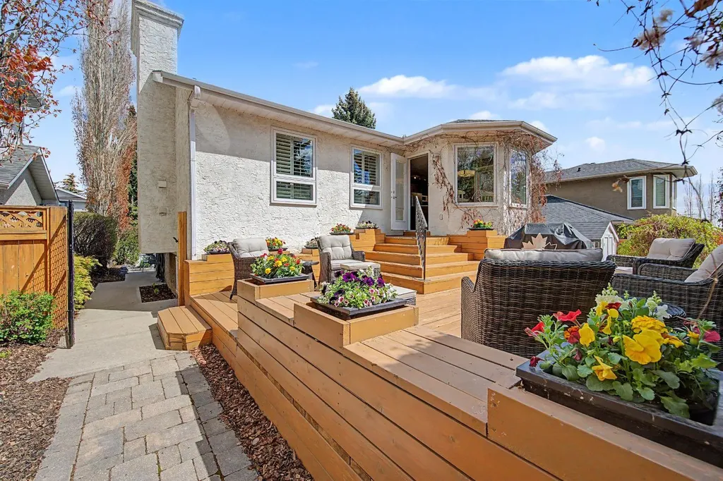 7 Straddock Crescent SW Calgary AB T3H 2S6