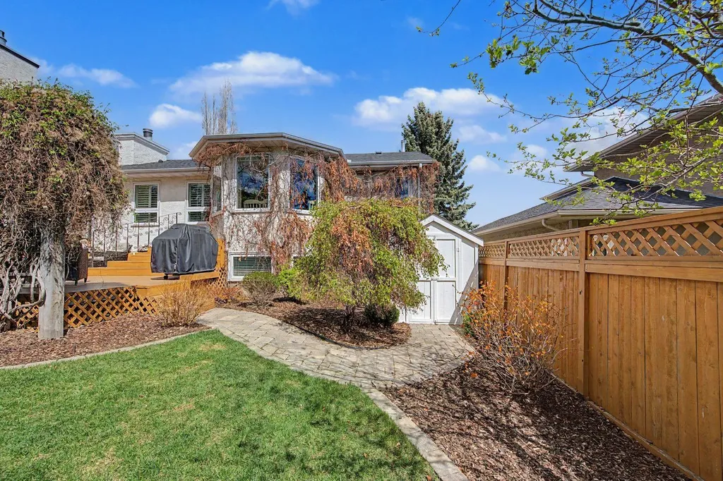 7 Straddock Crescent SW Calgary AB T3H 2S6