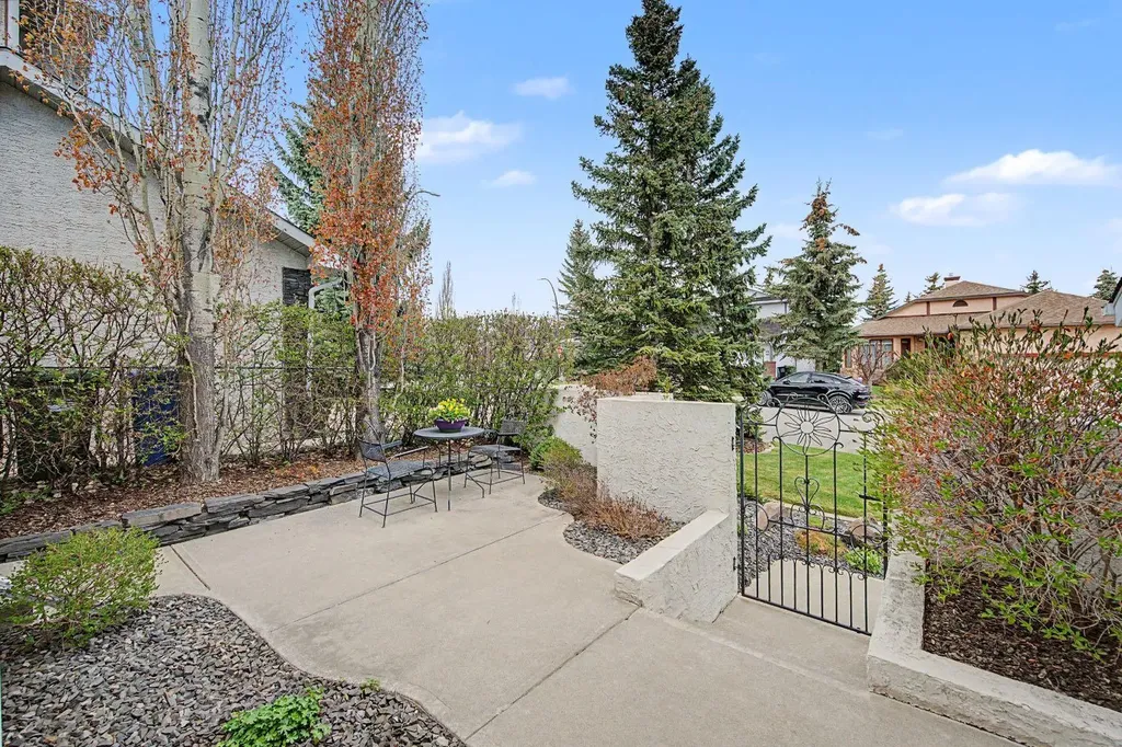 7 Straddock Crescent SW Calgary AB T3H 2S6