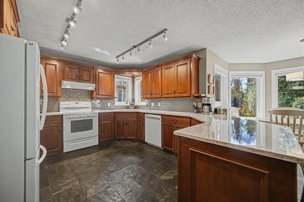 7 Straddock Crescent SW Calgary AB T3H 2S6