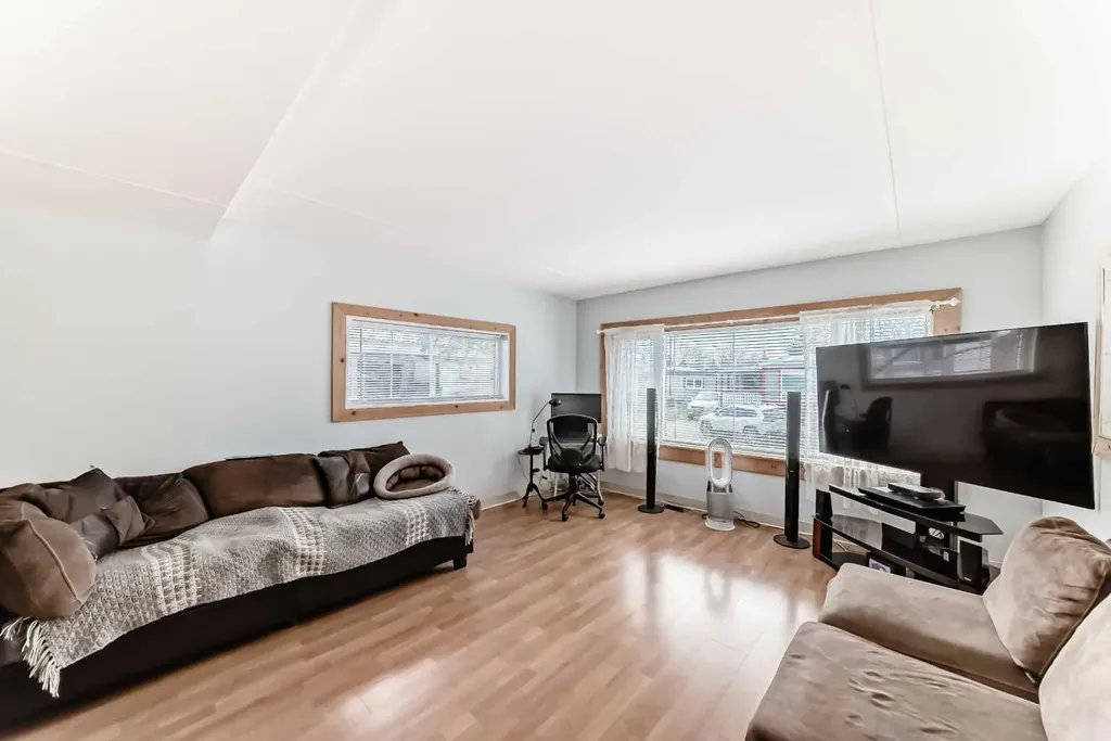 3223 83 Street NW Calgary AB T3B 5P2