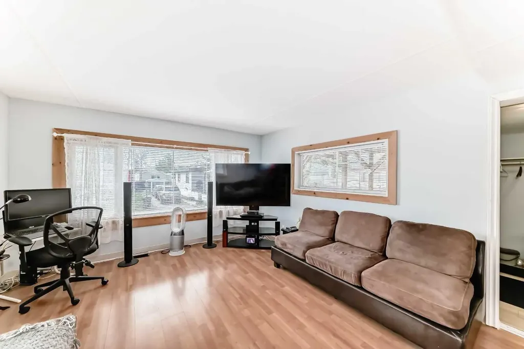 3223 83 Street NW Calgary AB T3B 5P2