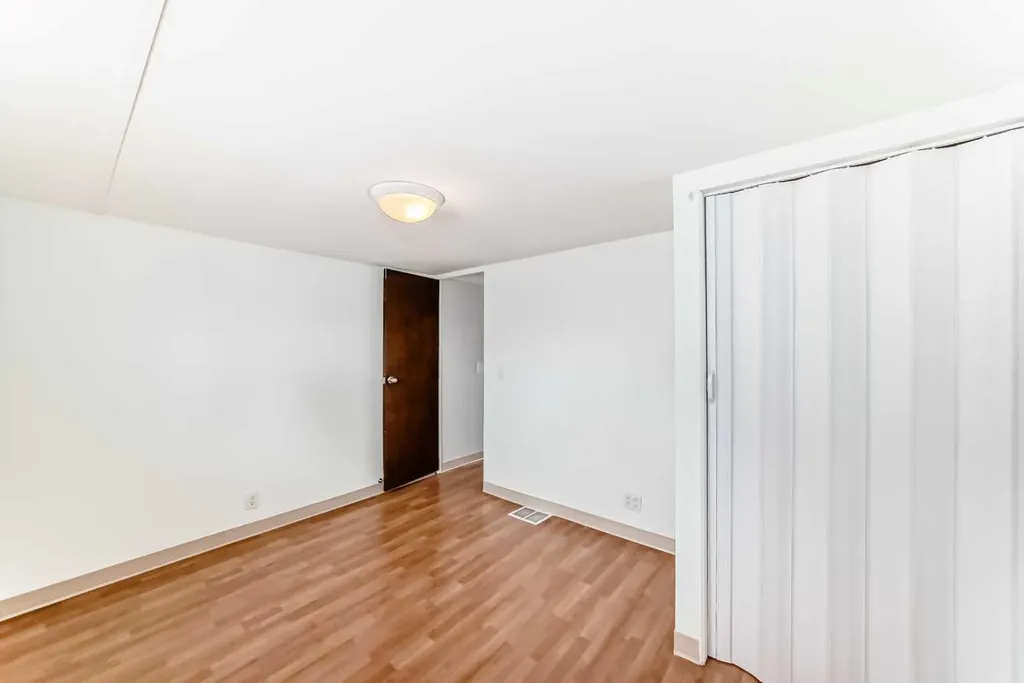 3223 83 Street NW Calgary AB T3B 5P2