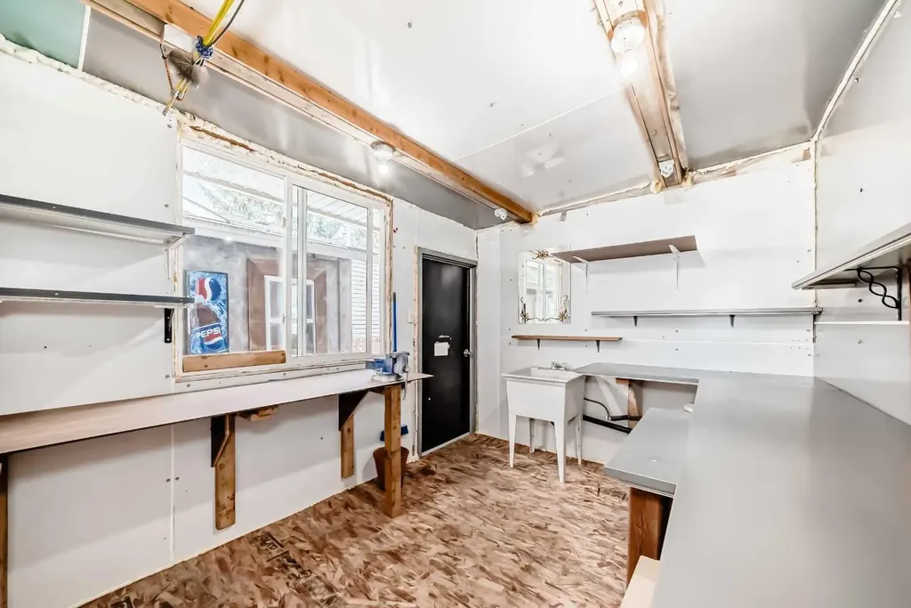 3223 83 Street NW Calgary AB T3B 5P2