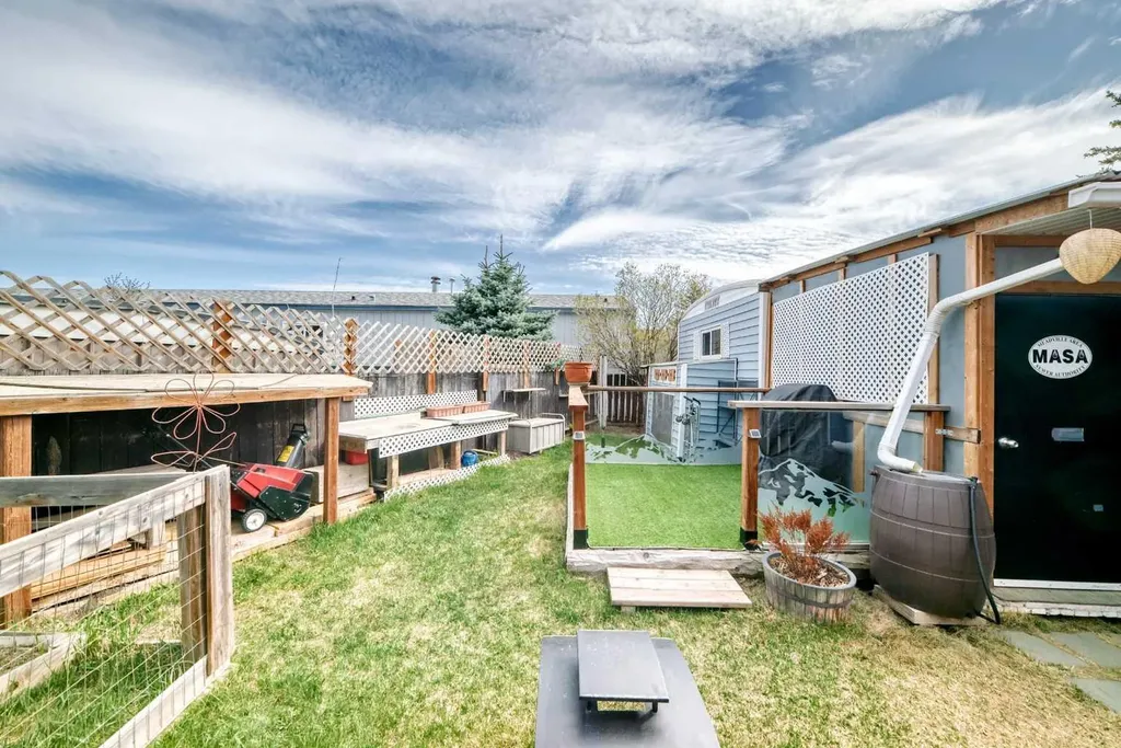 3223 83 Street NW Calgary AB T3B 5P2