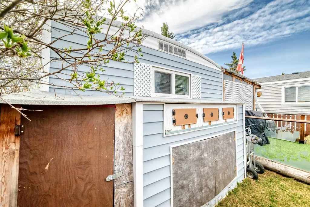 3223 83 Street NW Calgary AB T3B 5P2