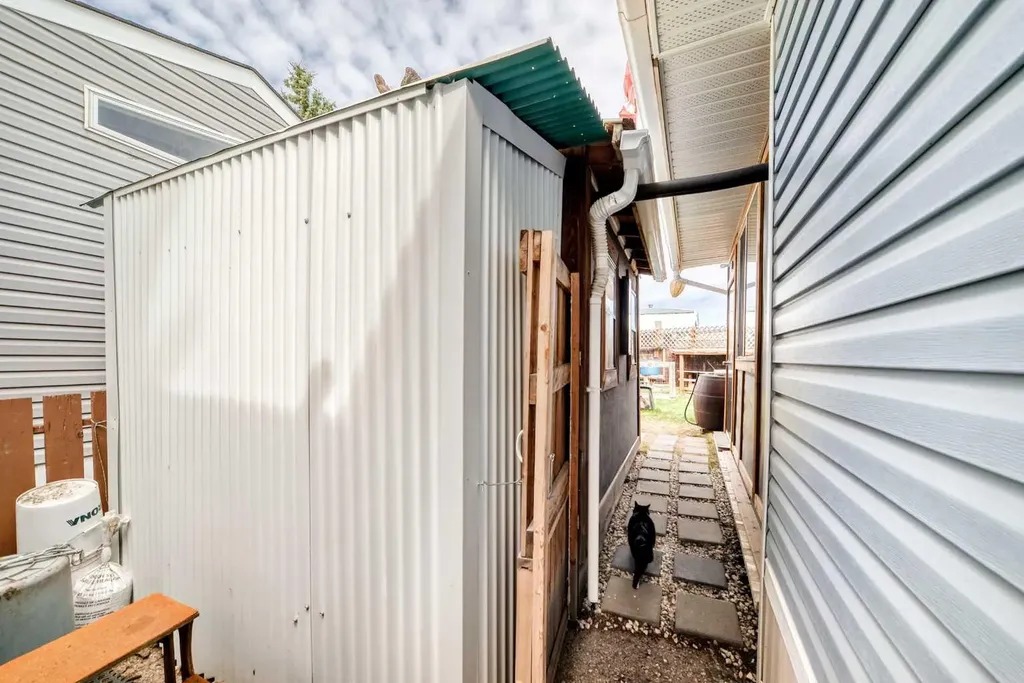 3223 83 Street NW Calgary AB T3B 5P2