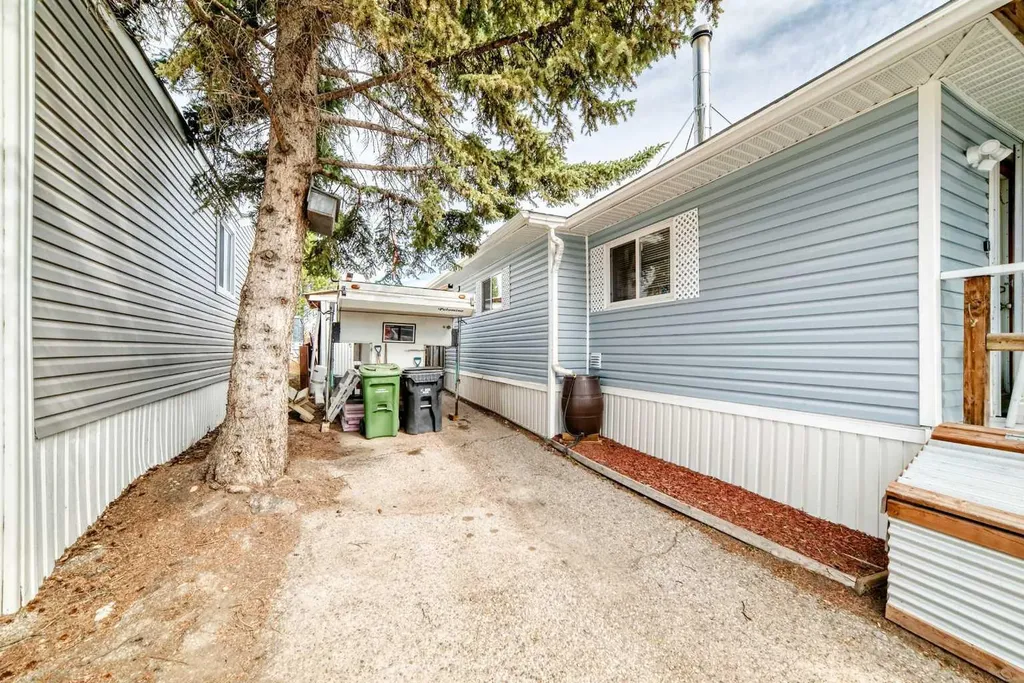 3223 83 Street NW Calgary AB T3B 5P2