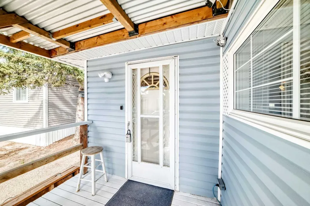 3223 83 Street NW Calgary AB T3B 5P2