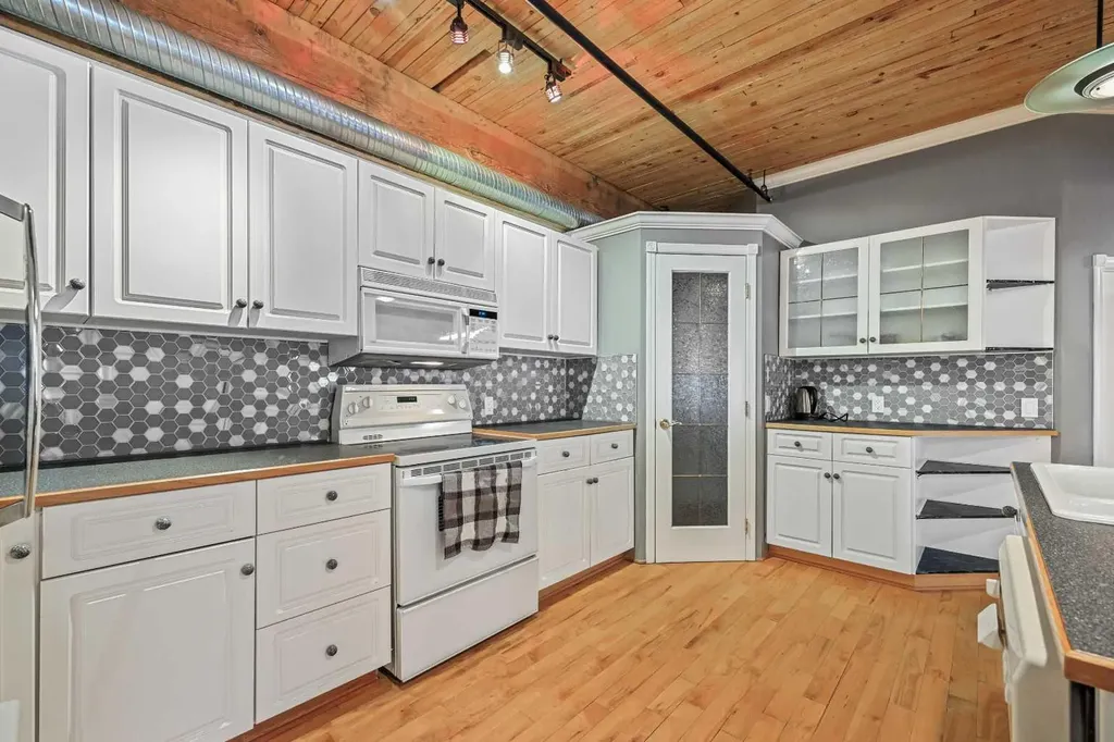 535 10 Avenue SW Calgary AB T2R 0A8