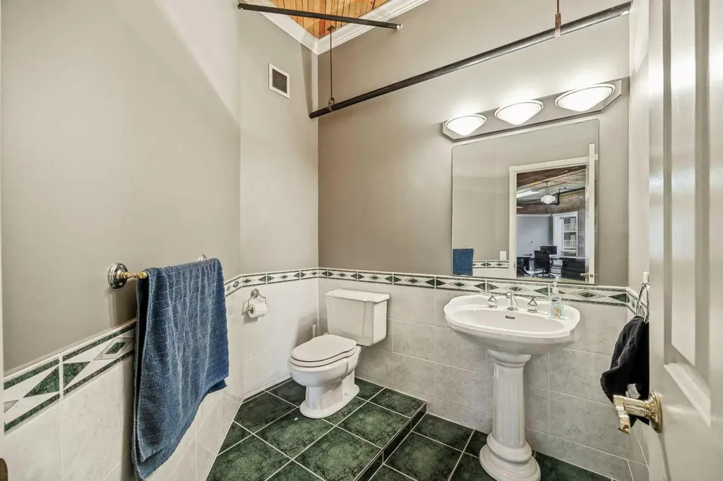 535 10 Avenue SW Calgary AB T2R 0A8
