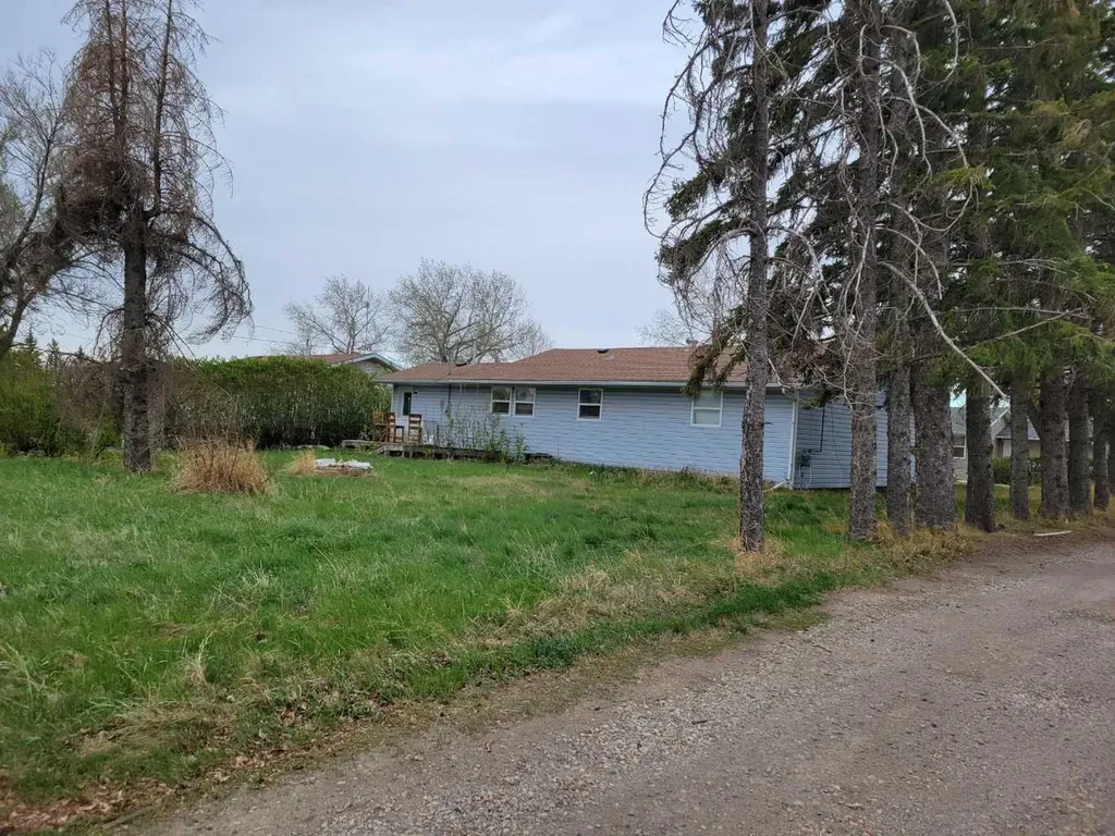 320 7 Avenue NE Three Hills AB T0M 2A0