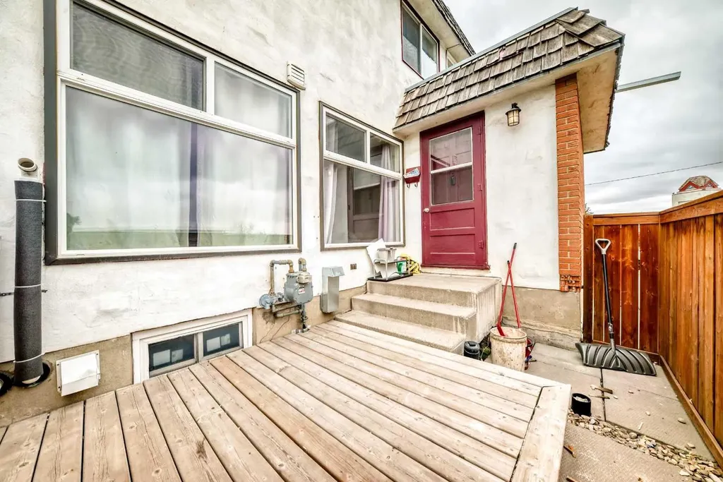6147 Buckthorn Road NW Calgary AB T2K2Z2