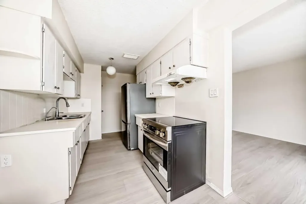 6147 Buckthorn Road NW Calgary AB T2K2Z2