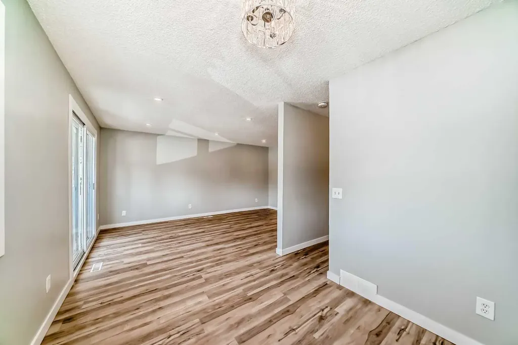 903 44 Street SE Calgary AB T2A 5K7