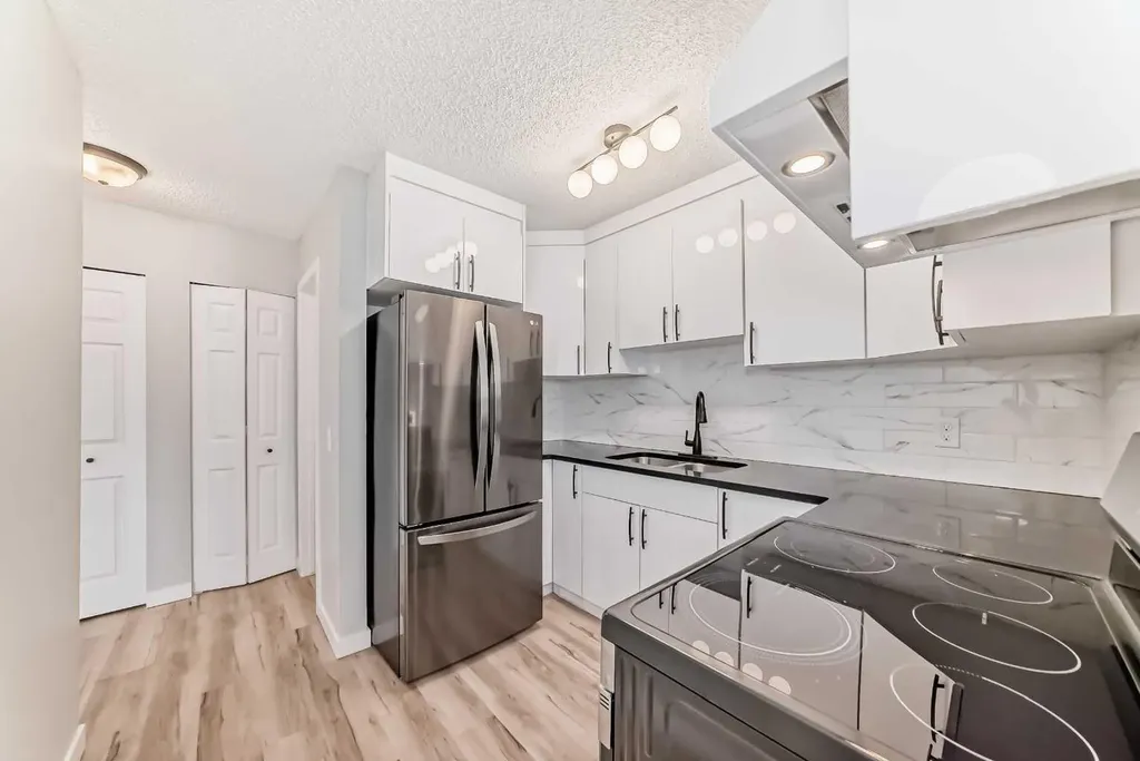903 44 Street SE Calgary AB T2A 5K7