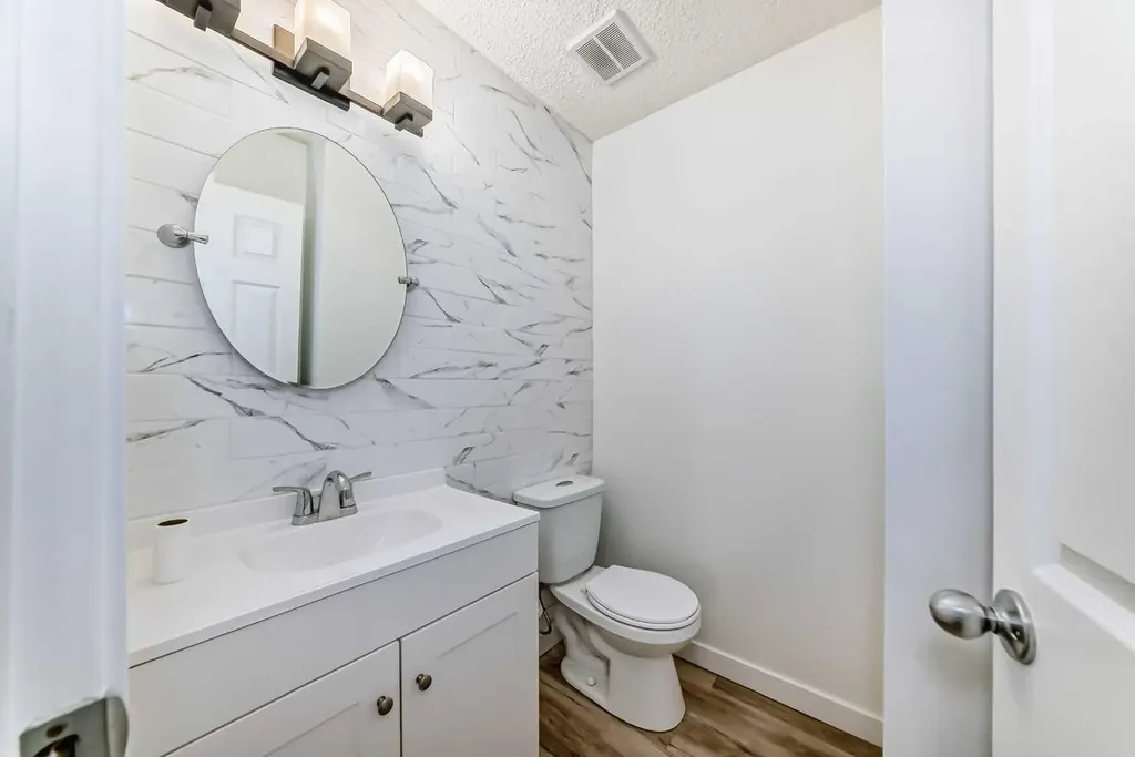 903 44 Street SE Calgary AB T2A 5K7