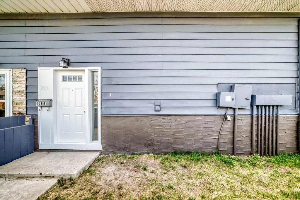 903 44 Street SE Calgary AB T2A 5K7