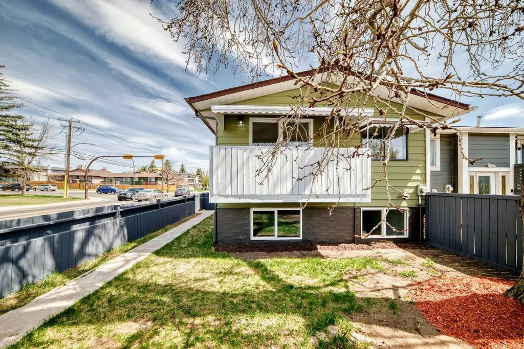 903 44 Street SE Calgary AB T2A 5K7