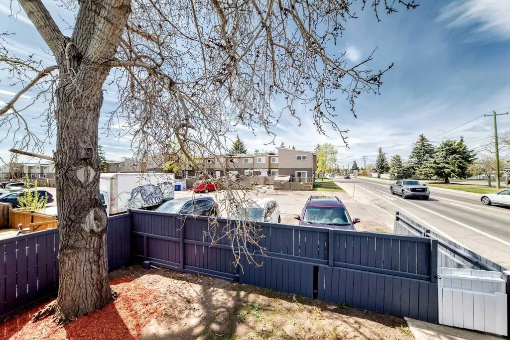903 44 Street SE Calgary AB T2A 5K7