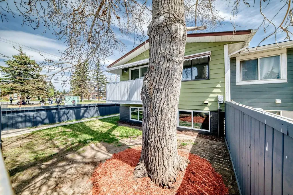 903 44 Street SE Calgary AB T2A 5K7