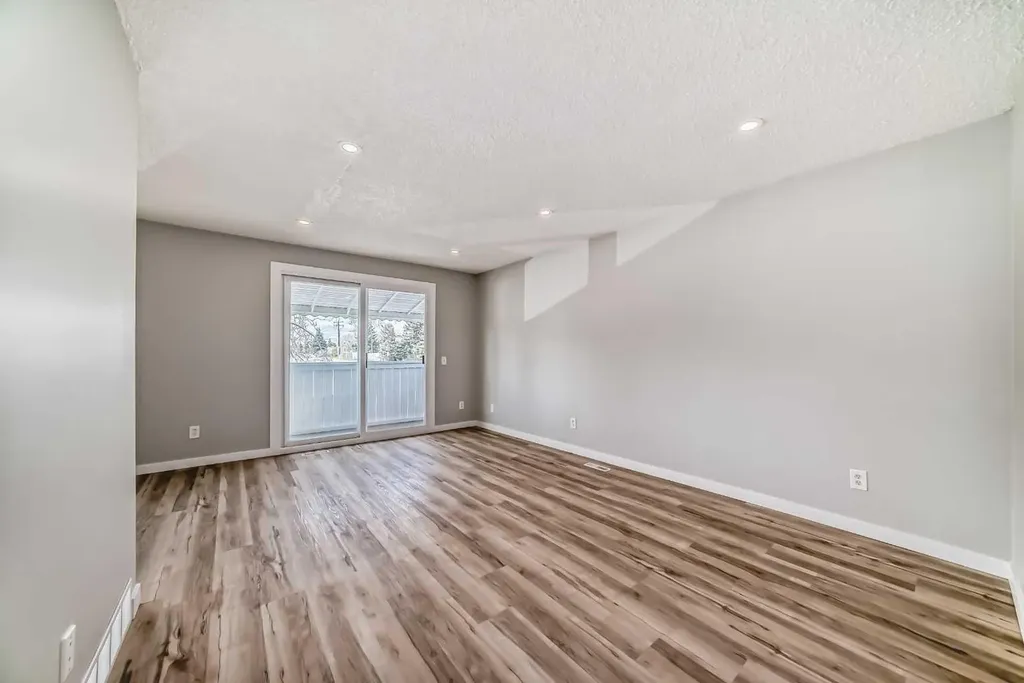 903 44 Street SE Calgary AB T2A 5K7