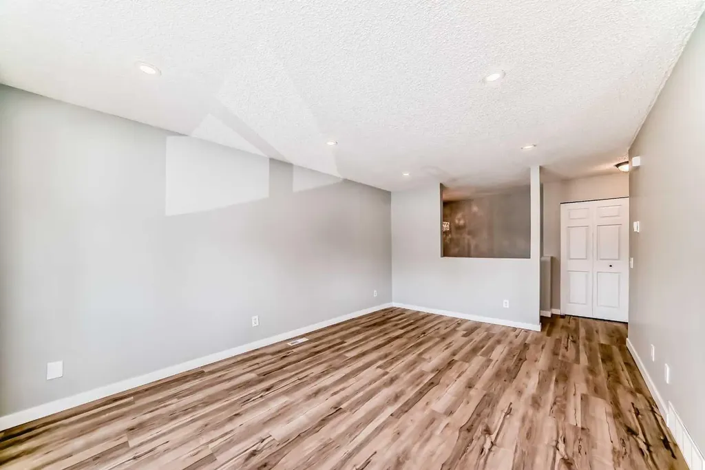 903 44 Street SE Calgary AB T2A 5K7