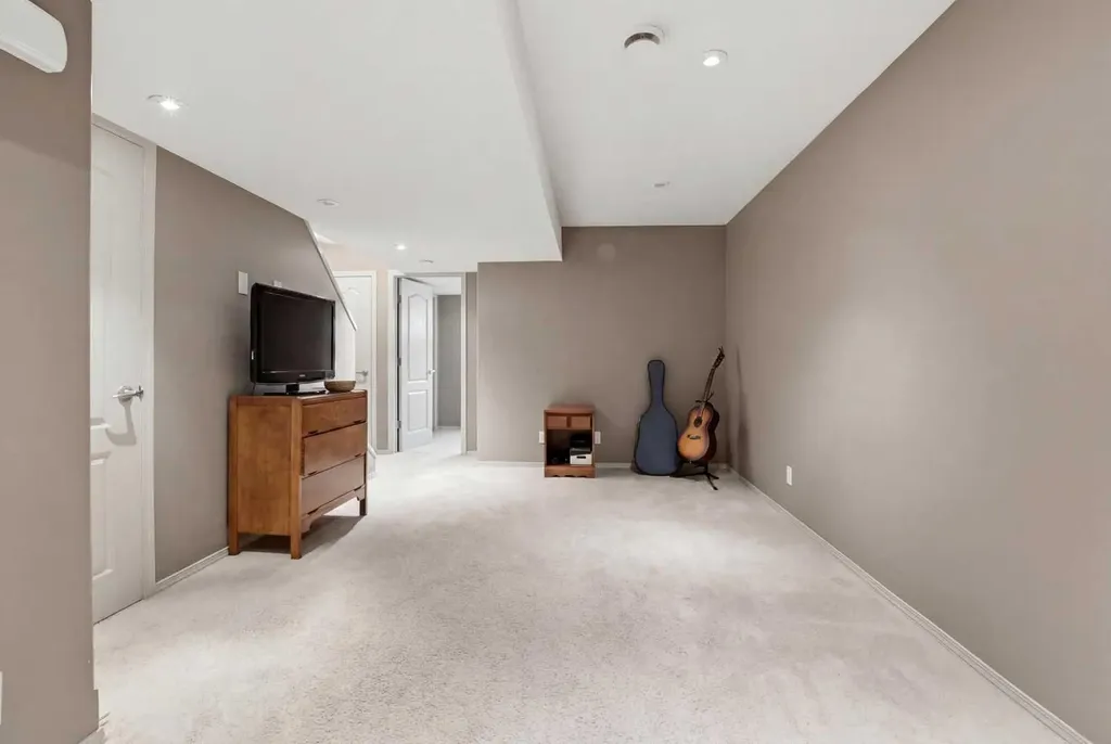 30 Carleton Avenue Red Deer AB T4P 0M8